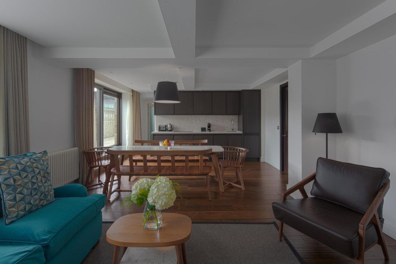 Cheval The Edinburgh Grand Aparthotel Luaran gambar The interior of a typical apartment