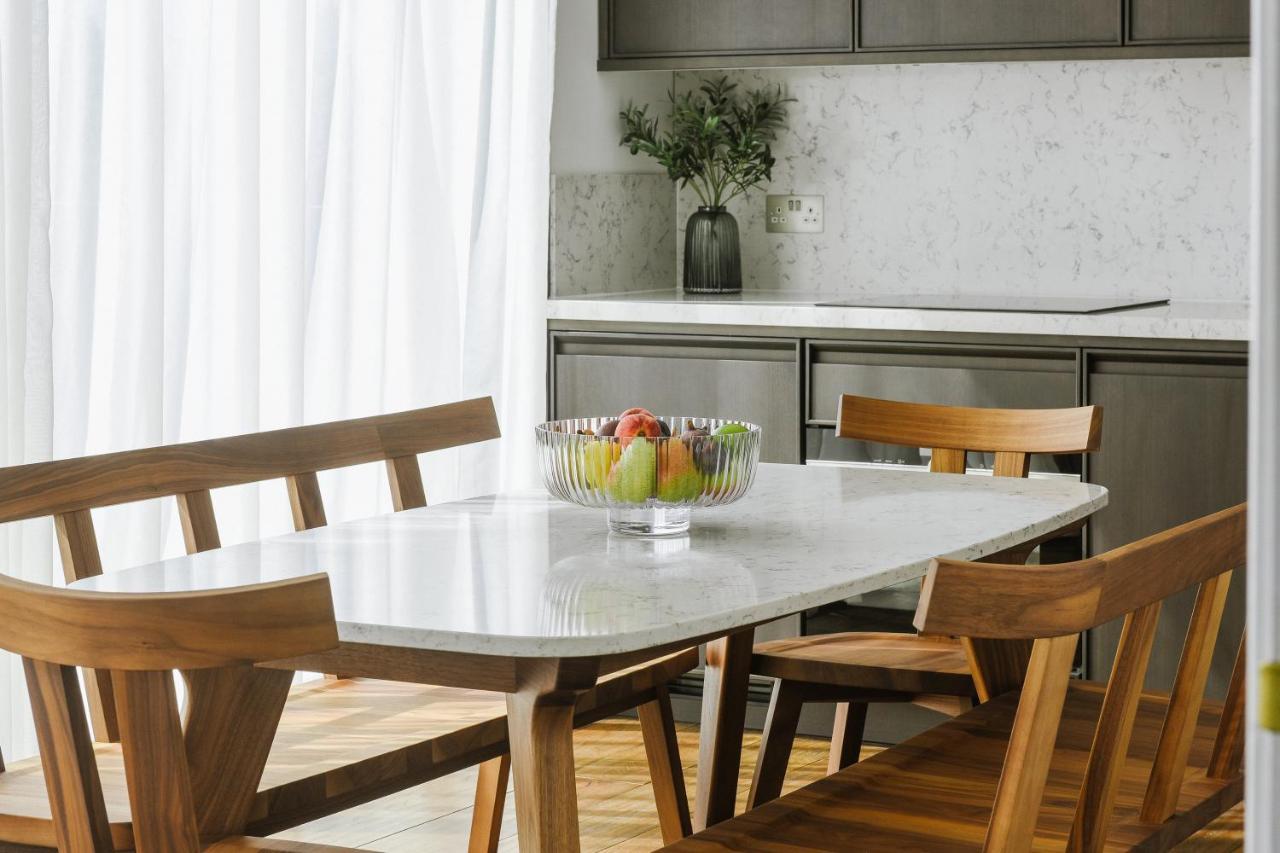 Cheval The Edinburgh Grand Aparthotel Luaran gambar A dining room table