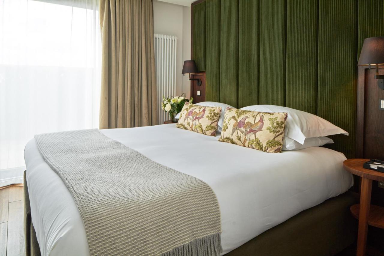 Cheval The Edinburgh Grand Aparthotel Luaran gambar A bed with a throw
